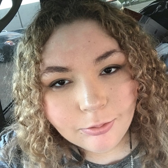 Meet your Posher, Hannah - Picture 1 of 1